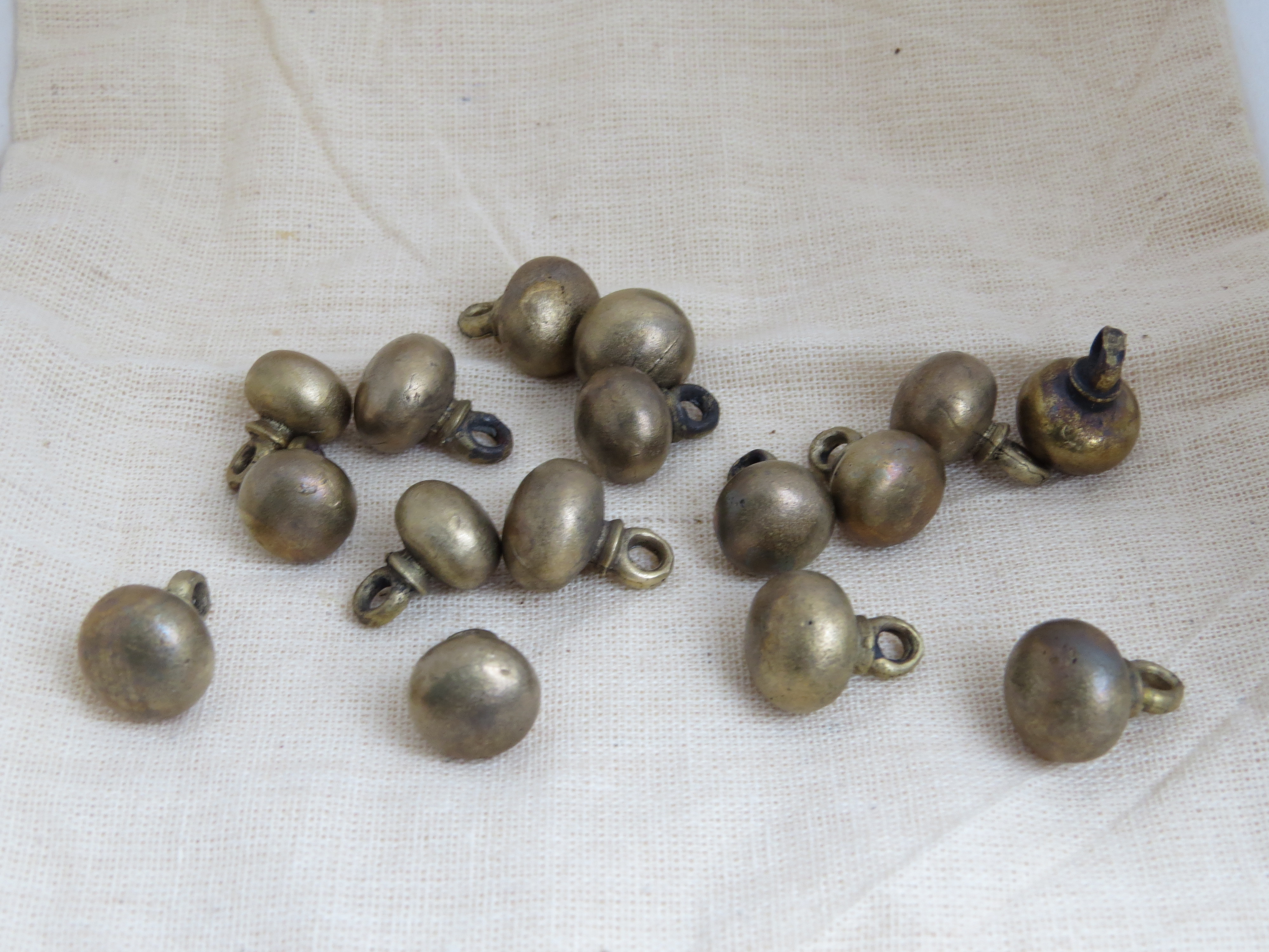 Пуговица гирька на одежде - 80 фото