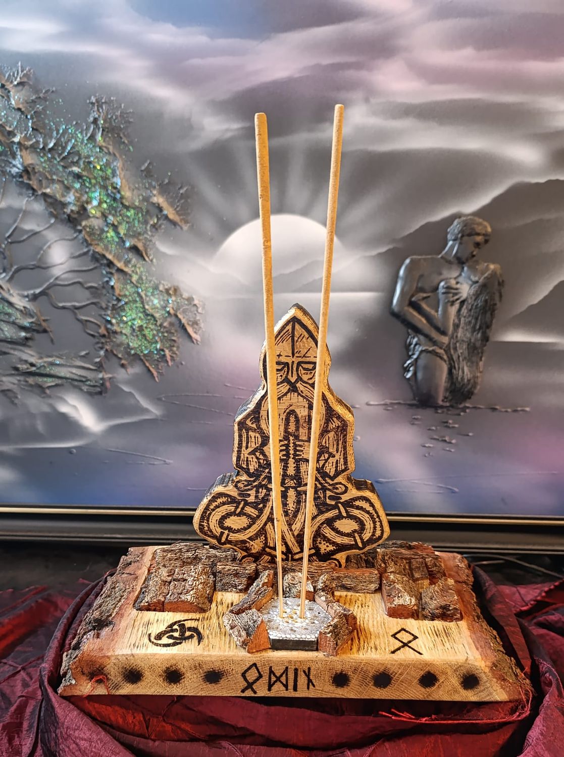 Altar Odin mit Räucherplatte für Rituale der Nordisch Germanischen Mythologie.