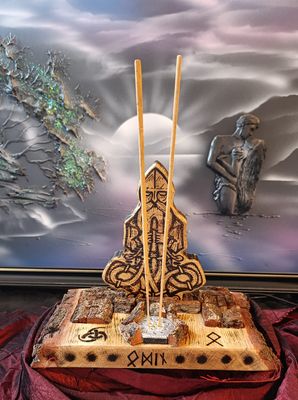 Altar Odin mit Räucherplatte für Rituale der Nordisch Germanischen Mythologie.
