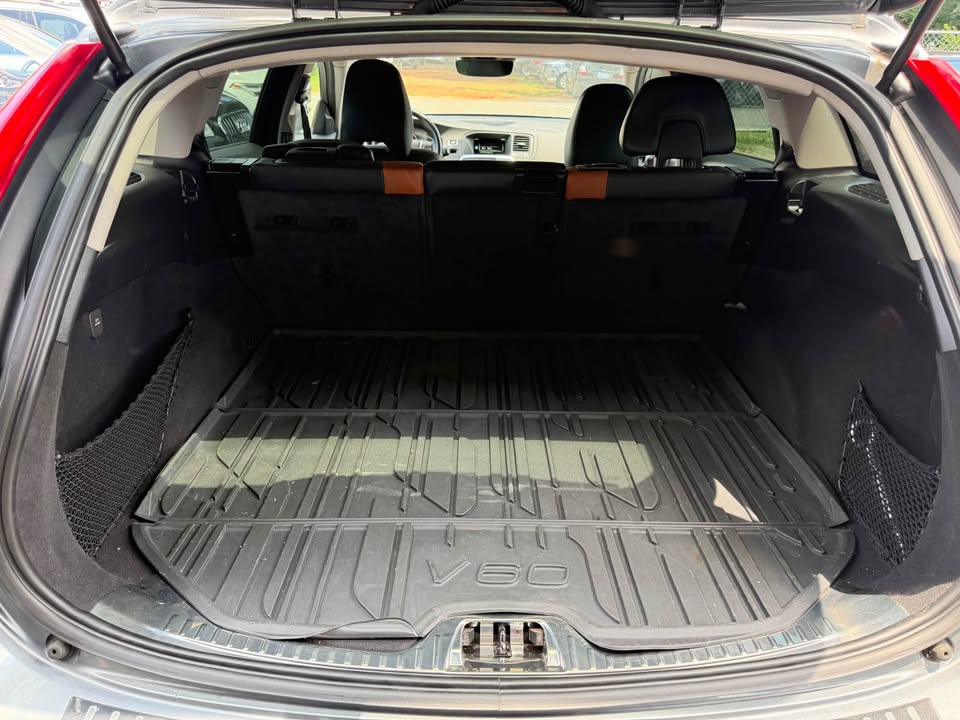 2016 Volvo V60 Platinum - Photo 11