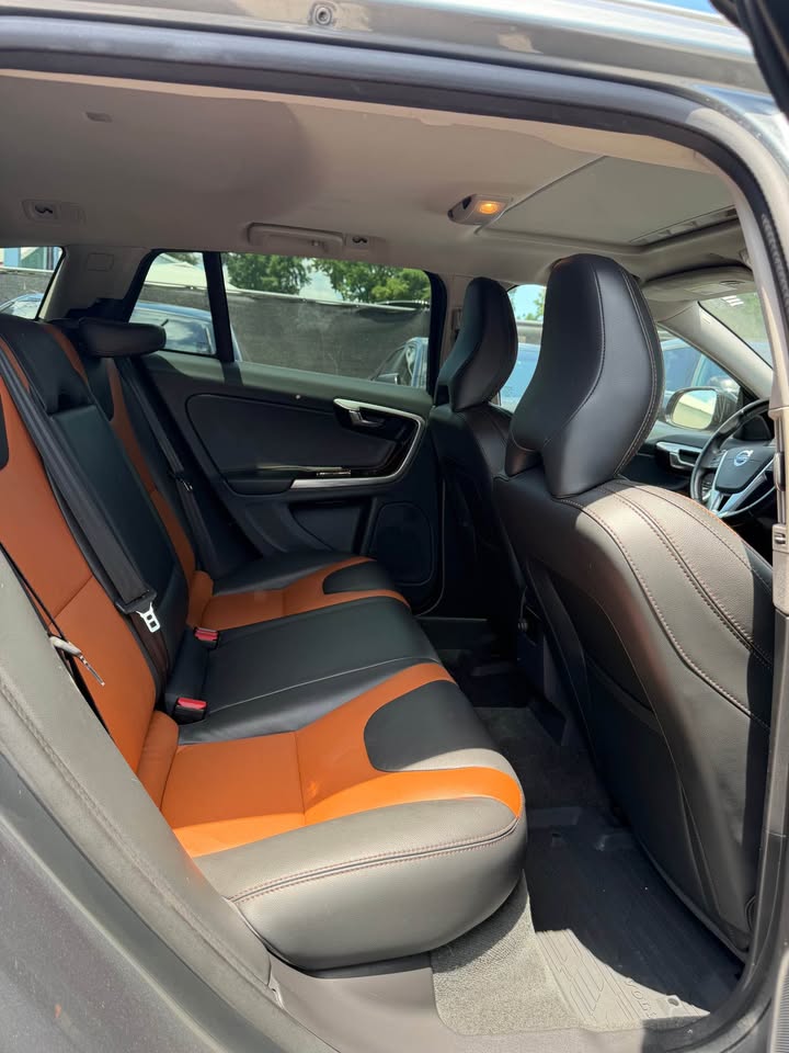 2016 Volvo V60 Platinum - Photo 10