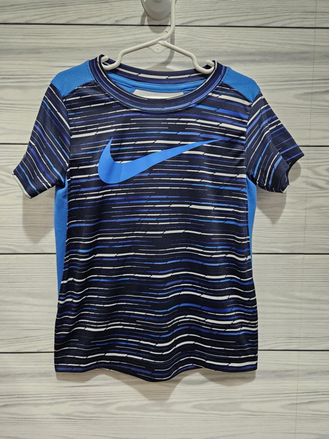 Boys Nike Dry Wicking T Shirt Large 5-6