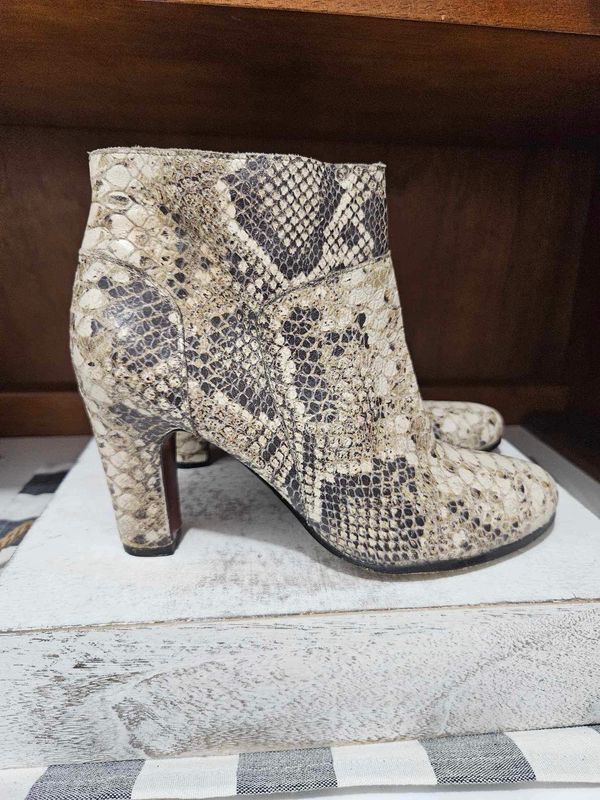 Sam Edelman Women’s Snake skin Boots. Sz 9.5M Only Worn One, Near New.