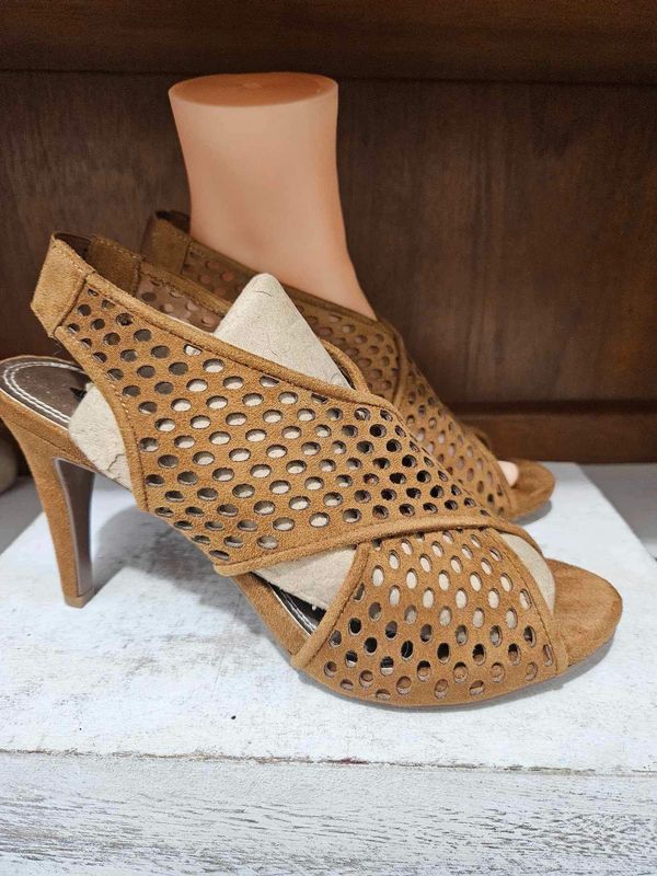 ****BRAND NEW**** Tamara Cogna Laser Cut Textile Womens Open Toe Shoe, Sandle,  sz 9.5 , Reg. $45.00