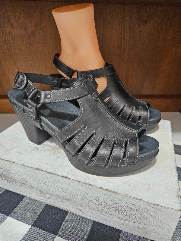 Dansko Randa Women’s Black Leather, Block Heel Sling back Dress Sandle. Sz 39