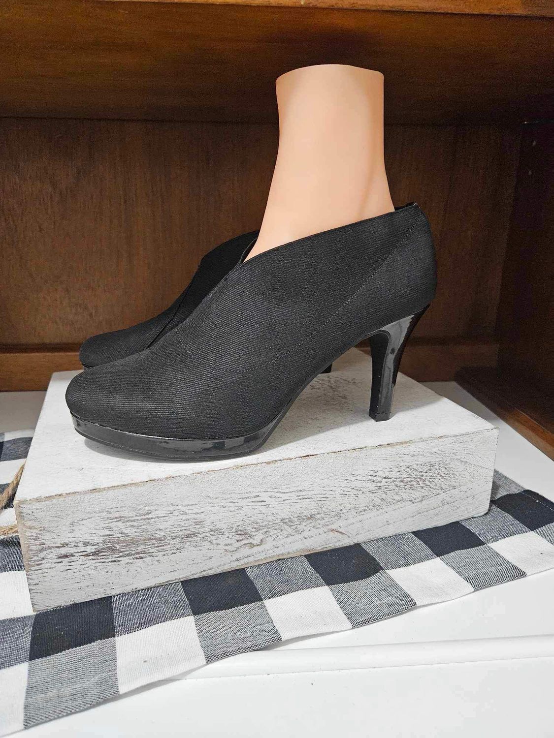 Jaclyn Smith Back Heeled Booties. Sz 9