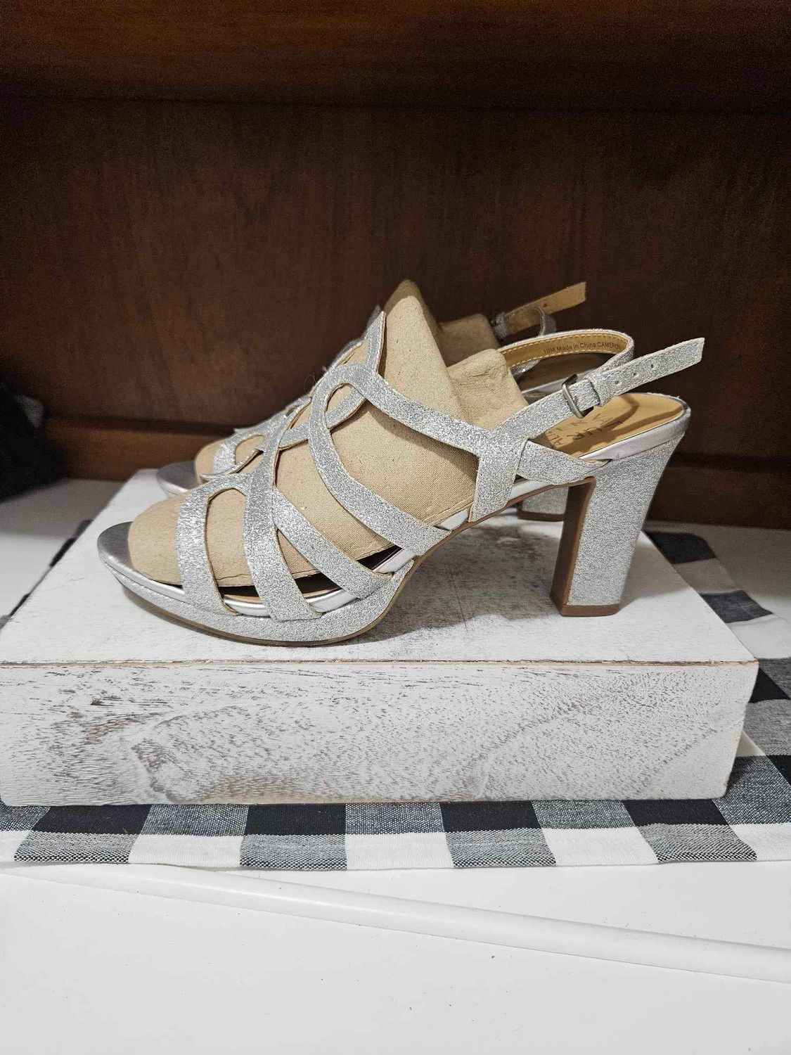 ***Brand New*** Naturalizer Women’s Cameron Silver Sparkle Strappy Heel Sandals sz 10