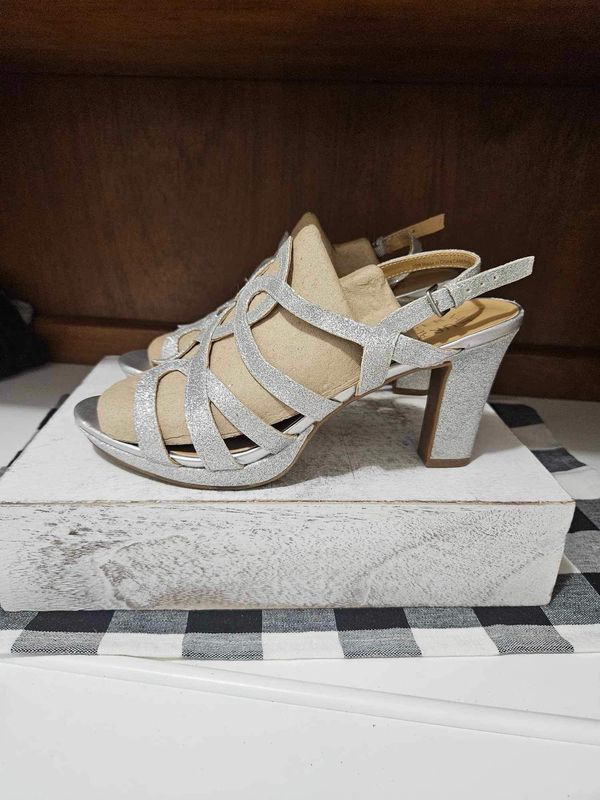 ***Brand New*** Naturalizer Women’s Cameron Silver Sparkle Strappy Heel Sandals sz 10