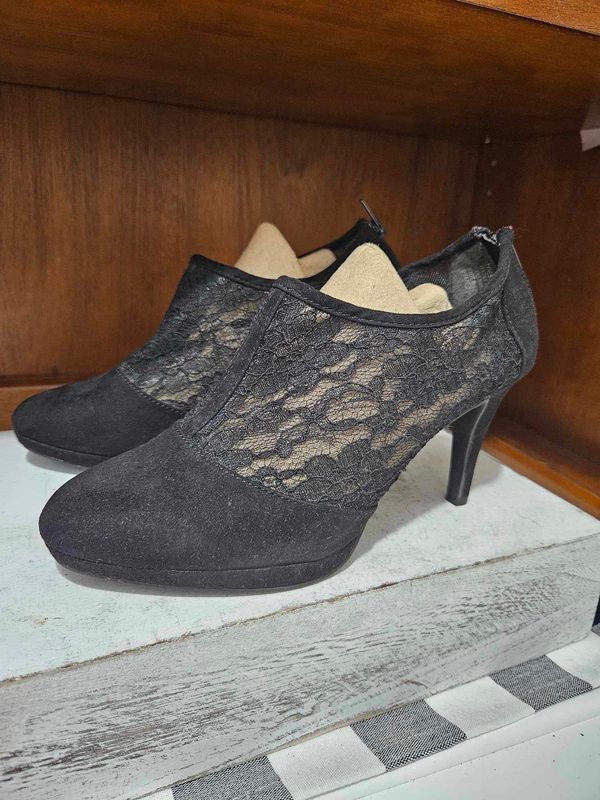 Women’s Jelly Pop Lace And Suede Black Heels sz 9.5