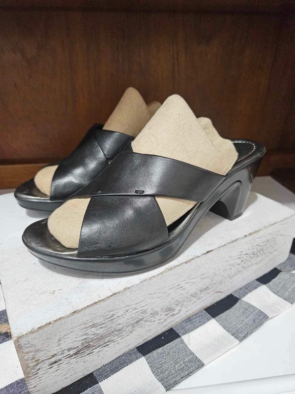 Black Strap Naturalizer Sandals Sz 8.5