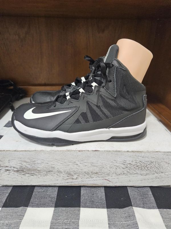 Nike Air Max Stutter Step 2, Sz 5Y, Basketball Shoe, Like New,  No Wear Or Tear.