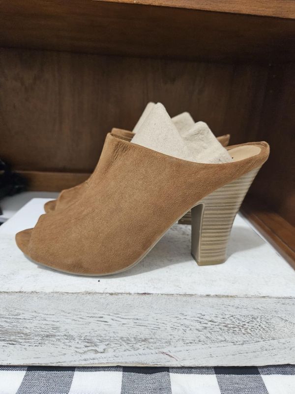 a.n.a “A New Approach” Cognac Suede Open Toe Sliders Sz9