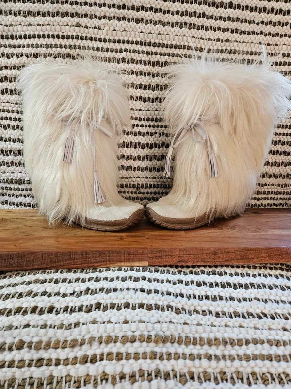 Pajar Scarlet Cream Got Fur, Sherpa lined boot sz 39. ***DONT MISS THIS DEAL***