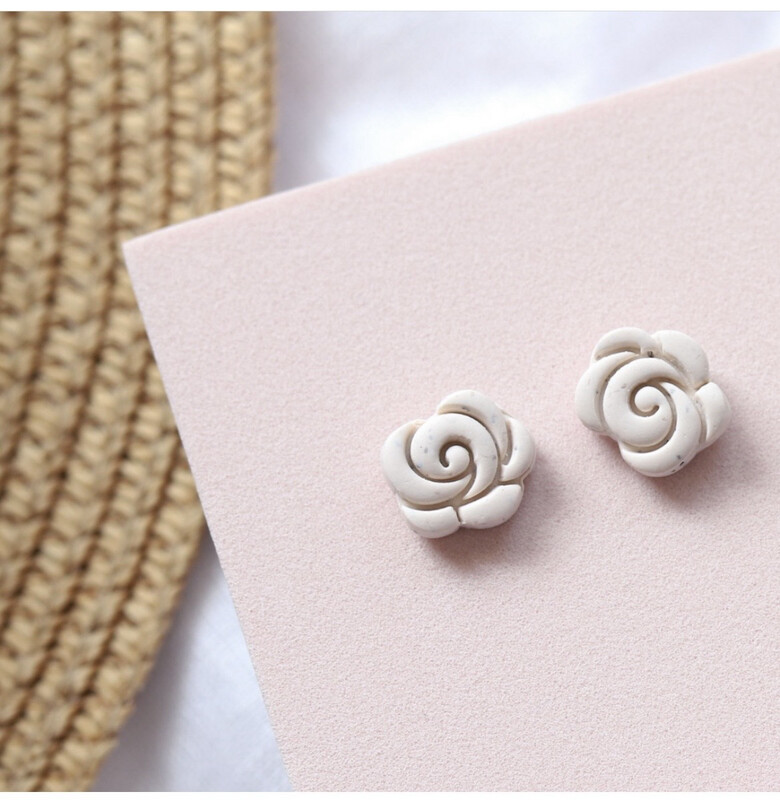 Flower Studs Cream