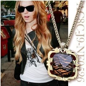 Bold tiger-striped pendant with vintage appeal for a striking statement
