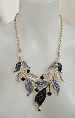 Elegant Leaf Motif Necklace Set with Black Accents – Nature’s Charm