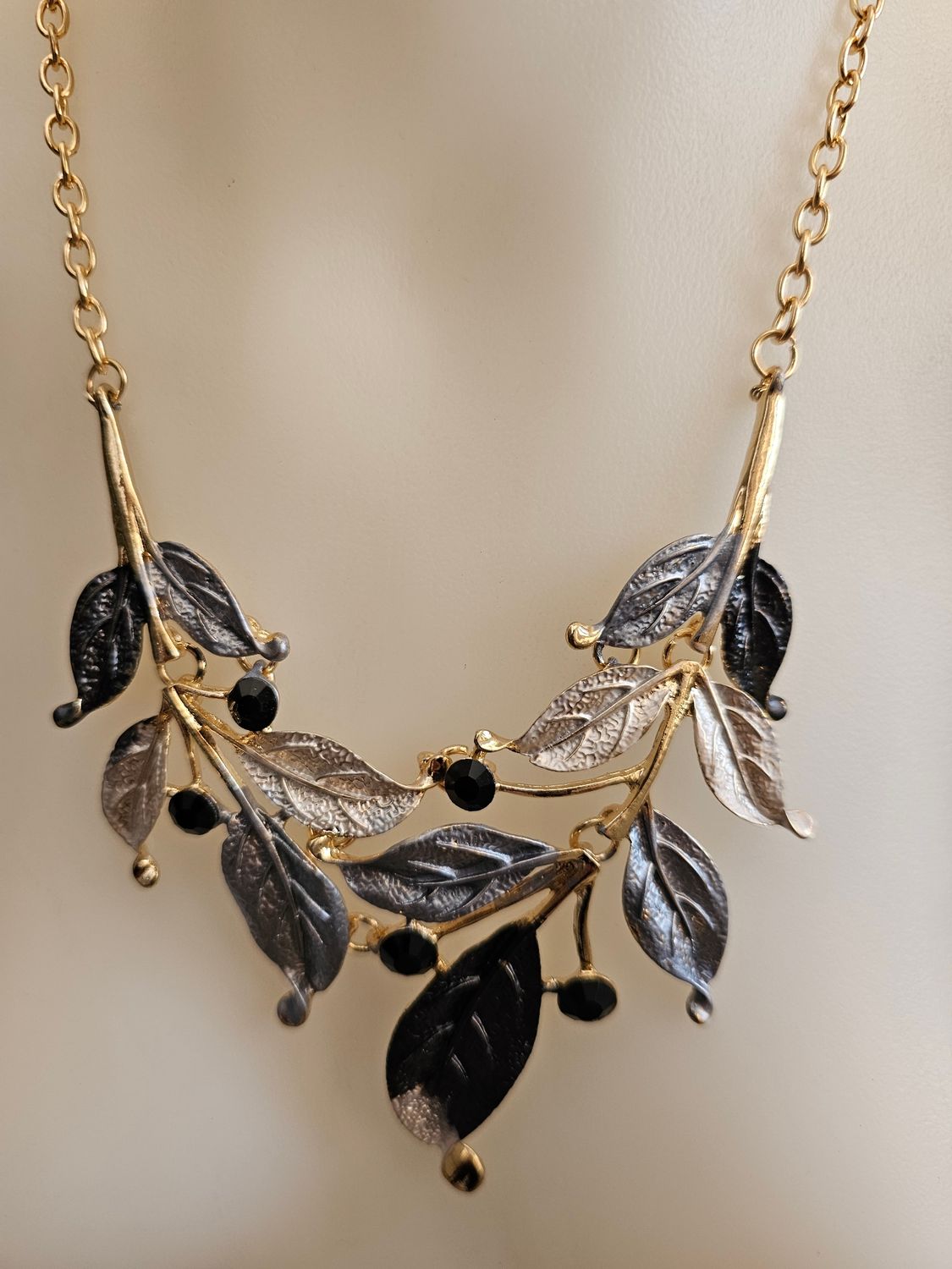 Elegant Leaf Motif Necklace Set with Black Accents – Nature’s Charm