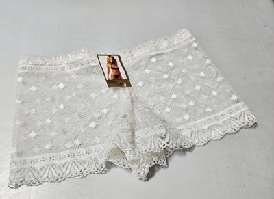 Size 6 White Geometric Diamond Lace Boyshorts – Scalloped Charm