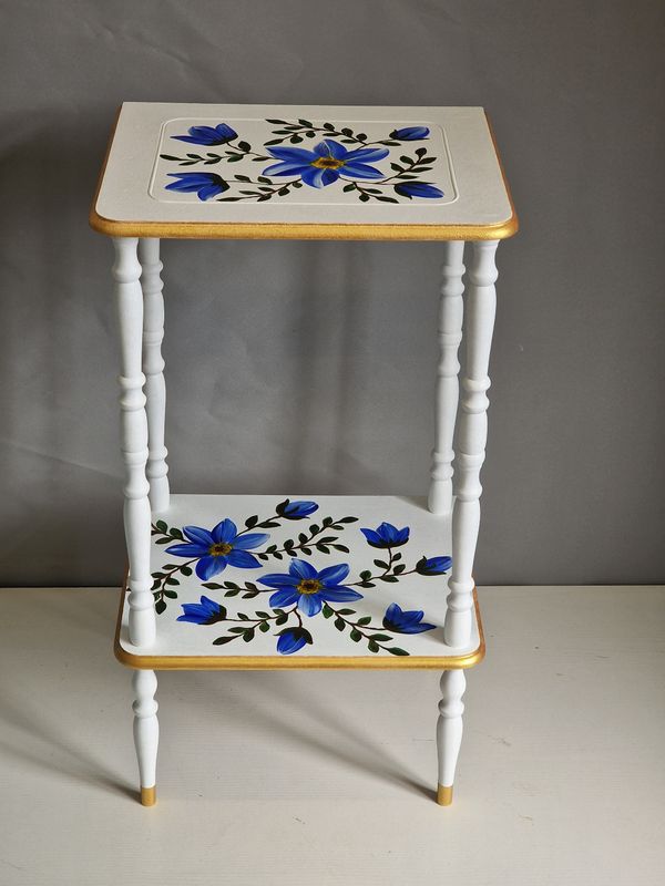 Restaurierter Tisch weiß Gold Handbemalt blaue Blumen Telefontisch Blumentisch Regal upcycling 