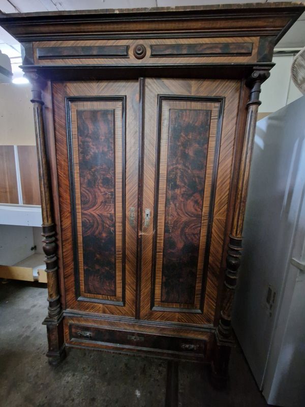 Alter massiver Schrank Kleiderschrank 2-türig 