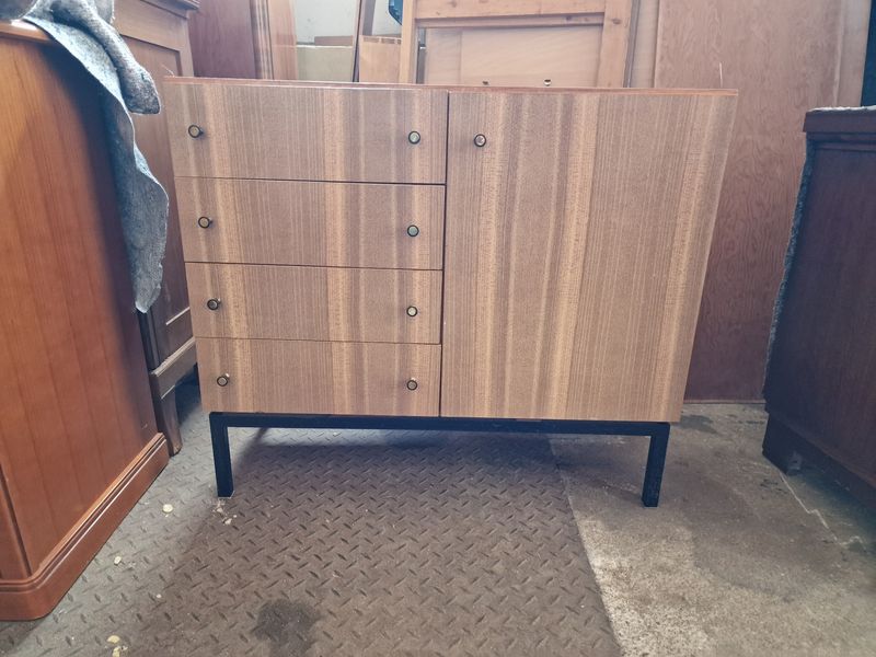 DDR Kommode 60er 70er Dielenschrank Schrank Metall Füße 