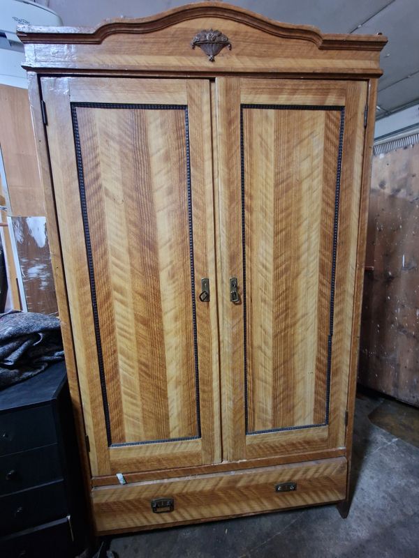 Alter massiver Schrank Kleiderschrank 2-türig hell