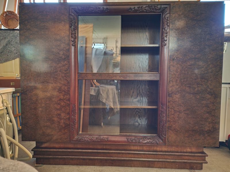 Alter großer massiver Bücherschrank Schrank Vitrinenschrank Holzschnitzereien Glastüren 
