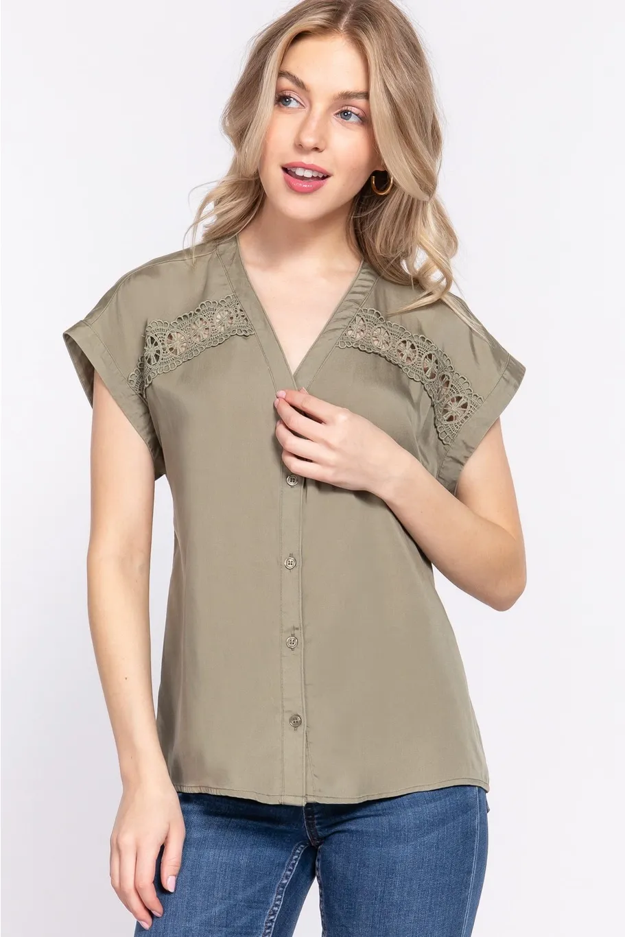 ACTIVE USA WOMEN SHORT SLV V-NECK BUTTON W LACE T13515