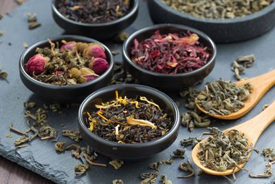 Plantes unitaires en vrac pour tisanes et infusions traditionnelles d’herboristerie.