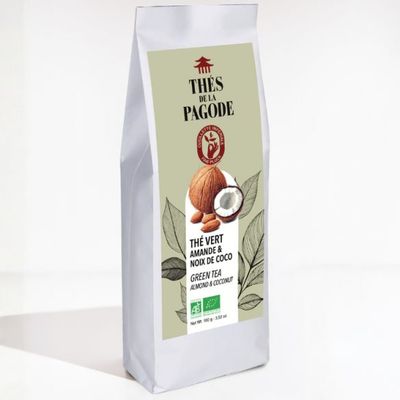 Thé Vert Amande & Coco Bio – 100 g Thé Vert Amande et Coco Bio Thés de la Pagode 100 g au thé vert Sencha avec amandes et morceaux de noix de coco