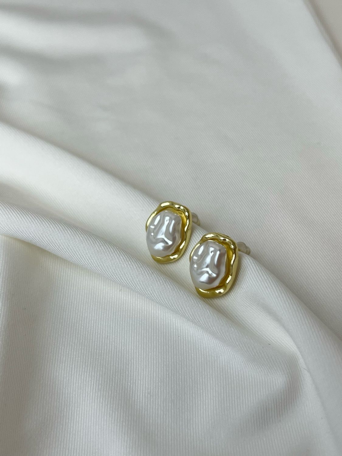 PEARLY GOLD STUD EARRING