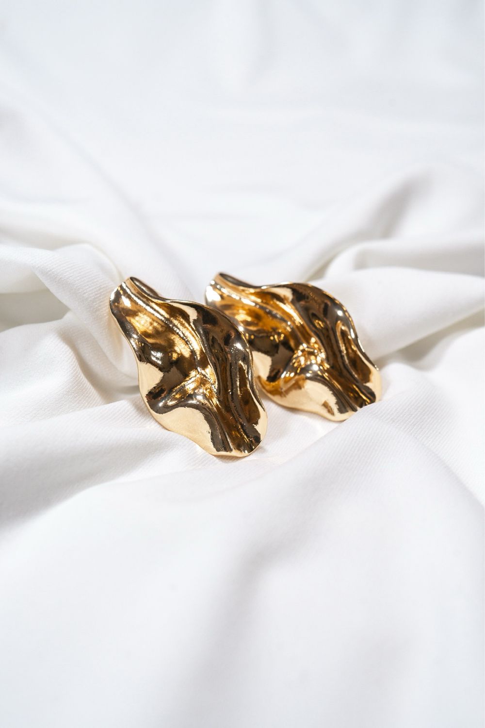 ASYMMETRICAL GOLD EARRING