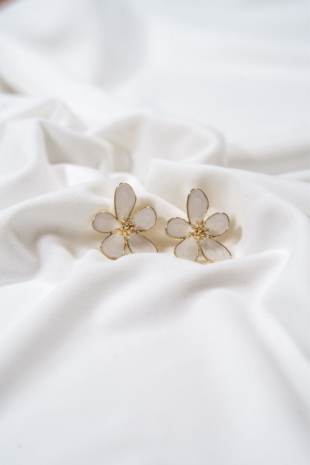 WHITE FLOWER EARRING