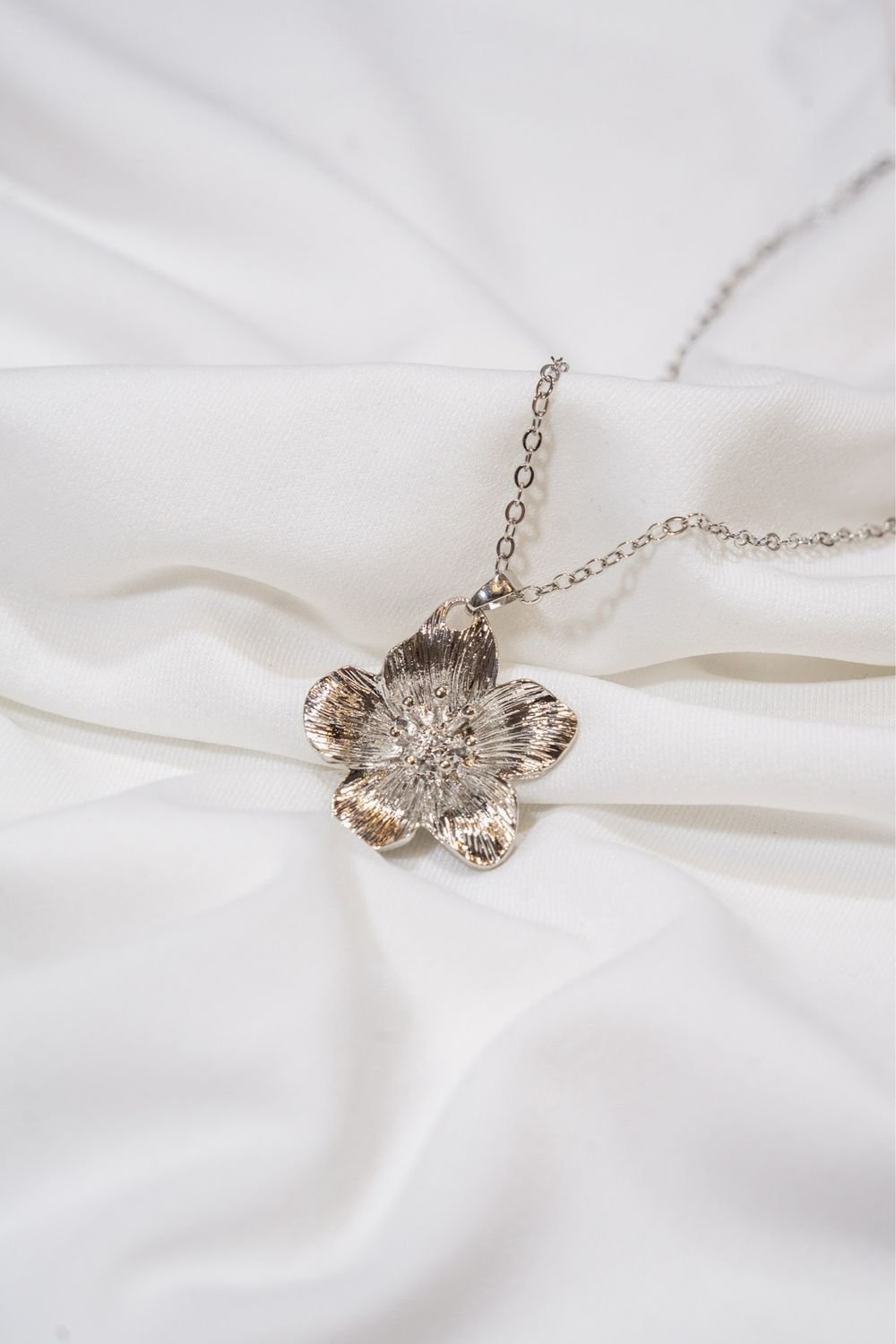 SILVER FLOWER NECKLACE