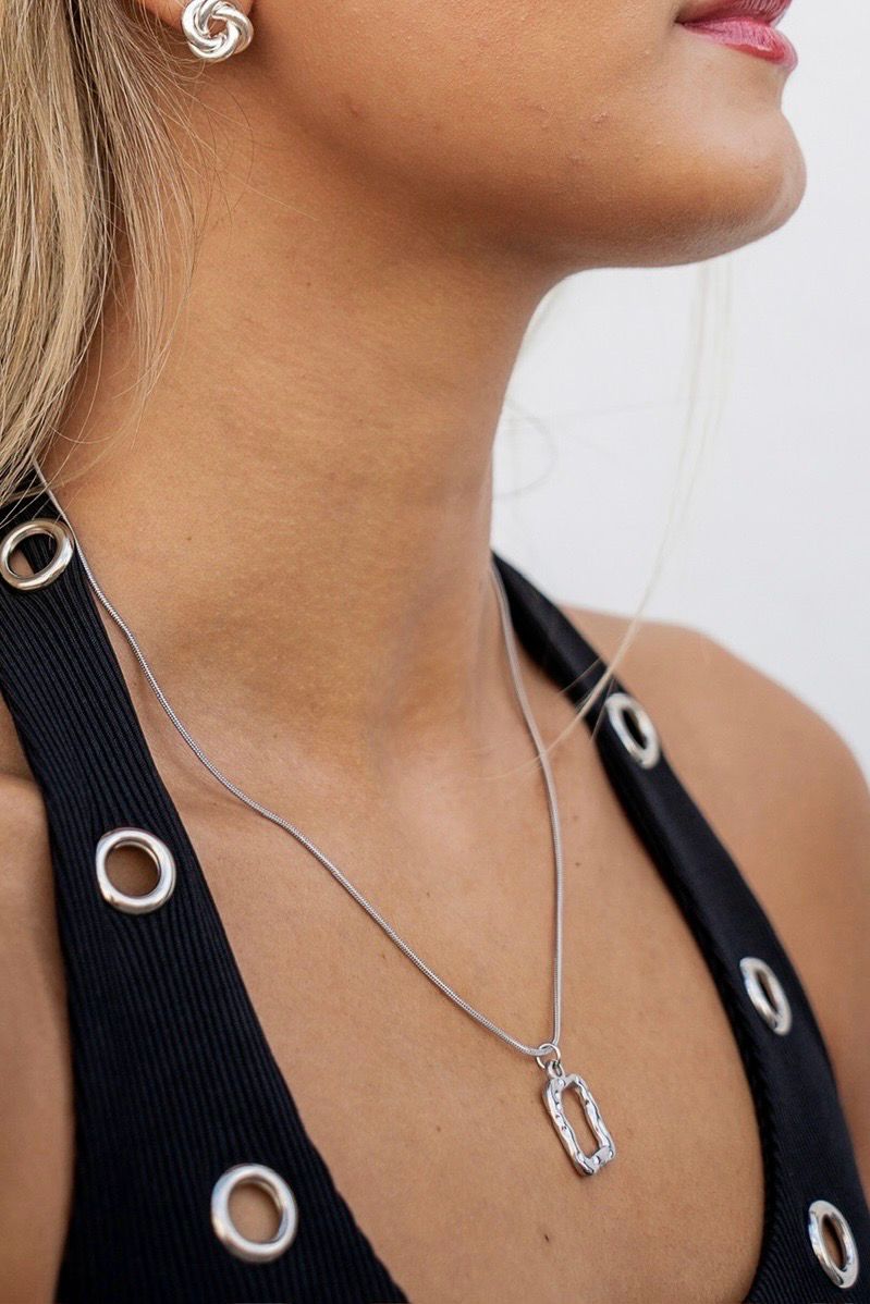 SILVER RECTANGLE NECKLACE
