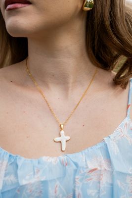 CHUNKY CROSS NECKLACE WHITE