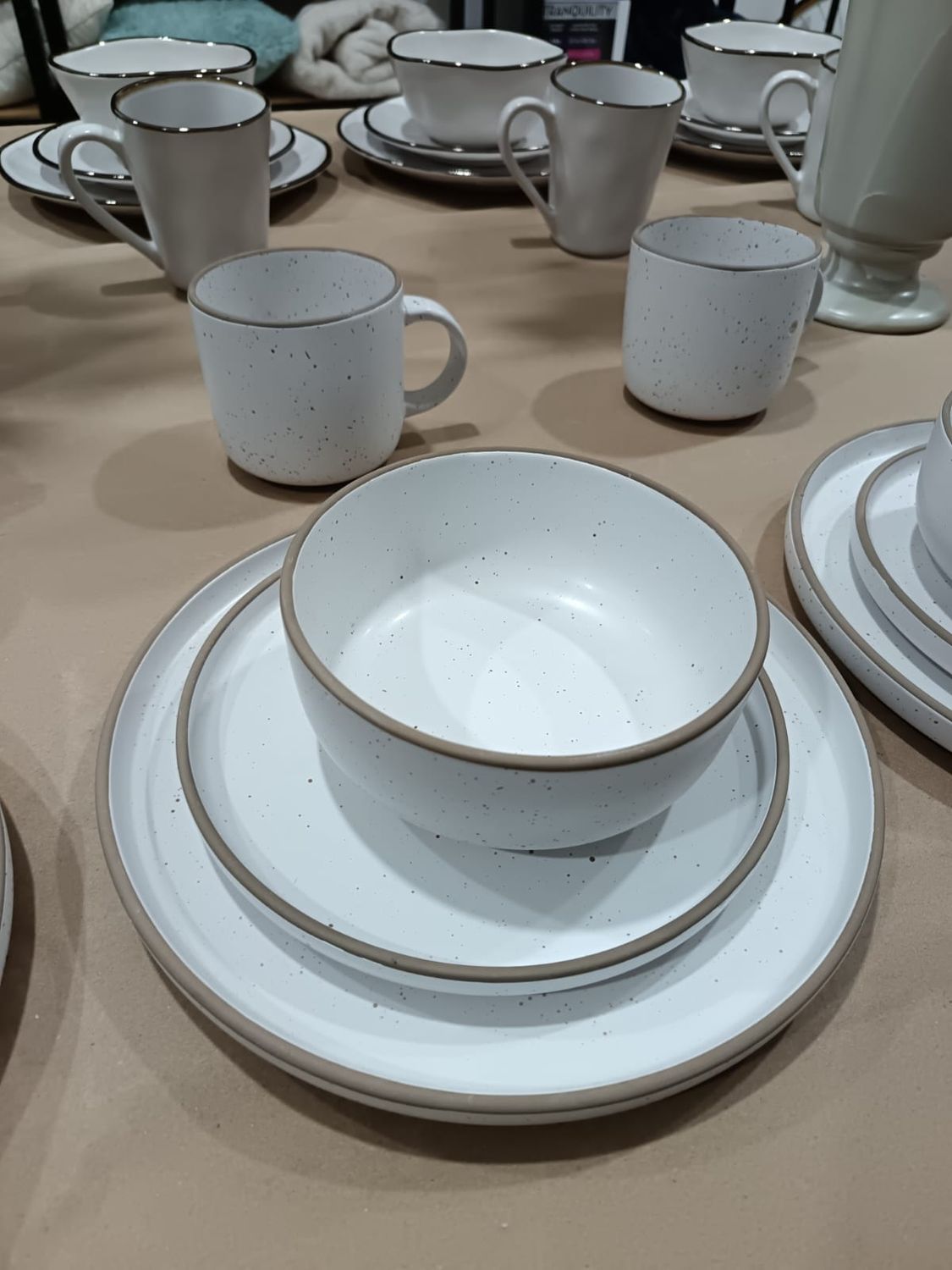 VAJILLA 16 PIEZAS BLANCA CON PUNTOS NEGROS