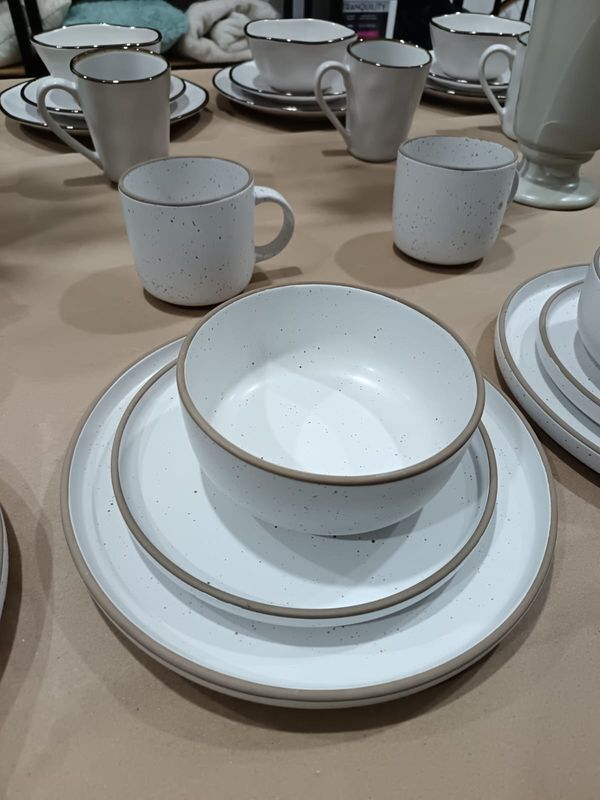 VAJILLA 16 PIEZAS BLANCA CON PUNTOS NEGROS
