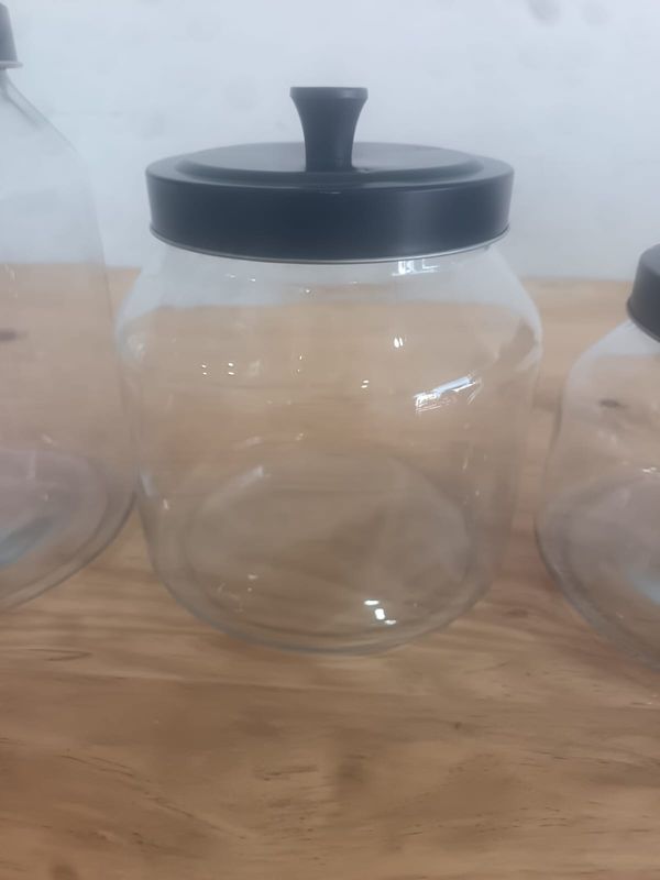 CONTENEDOR DE VIDRIO M TAPA NEGRA METAL  HERMETICA CAPACIDAD 2 LITROS
