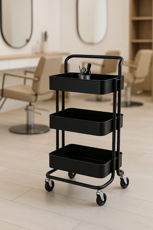 Trolley de metal con rodos  Medida: 45 x 34 x 82cms Color: Negro se envía armado