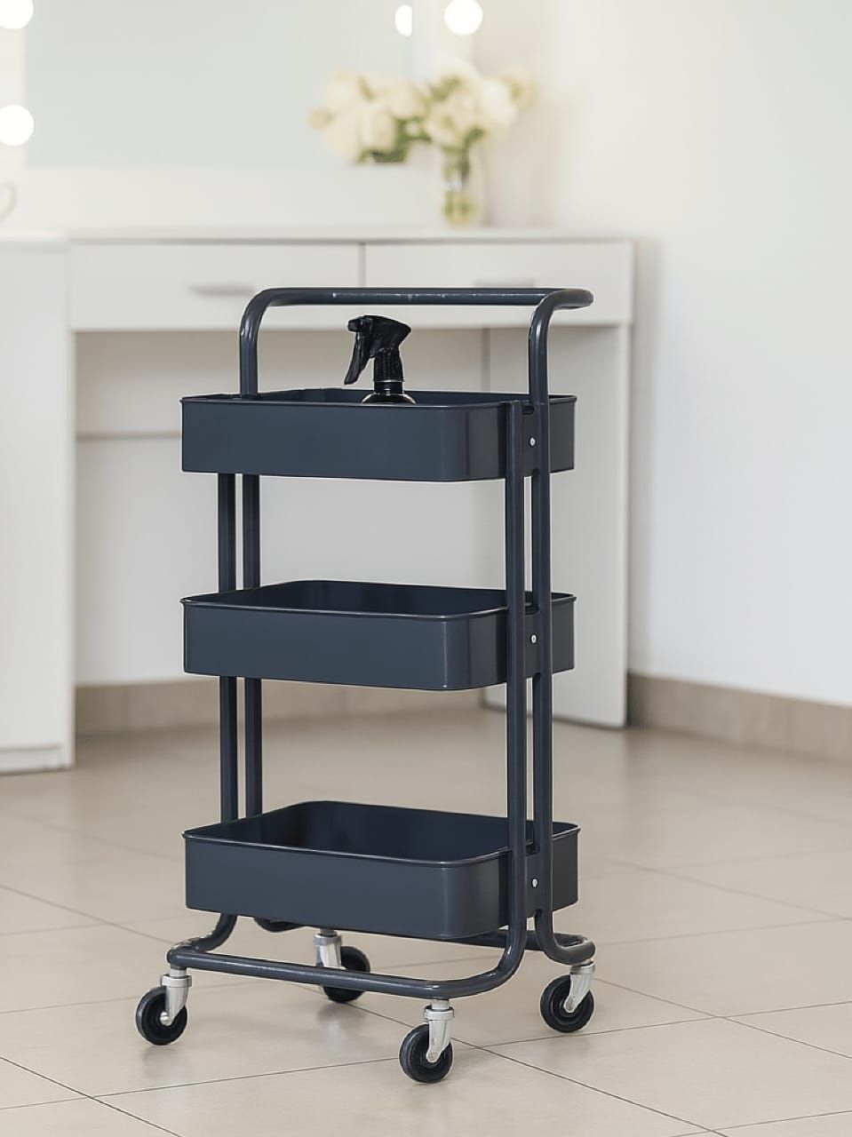 Trolley de metal con rodos  Medida: 45 x 34 x 82cms Color Gris se envía armado