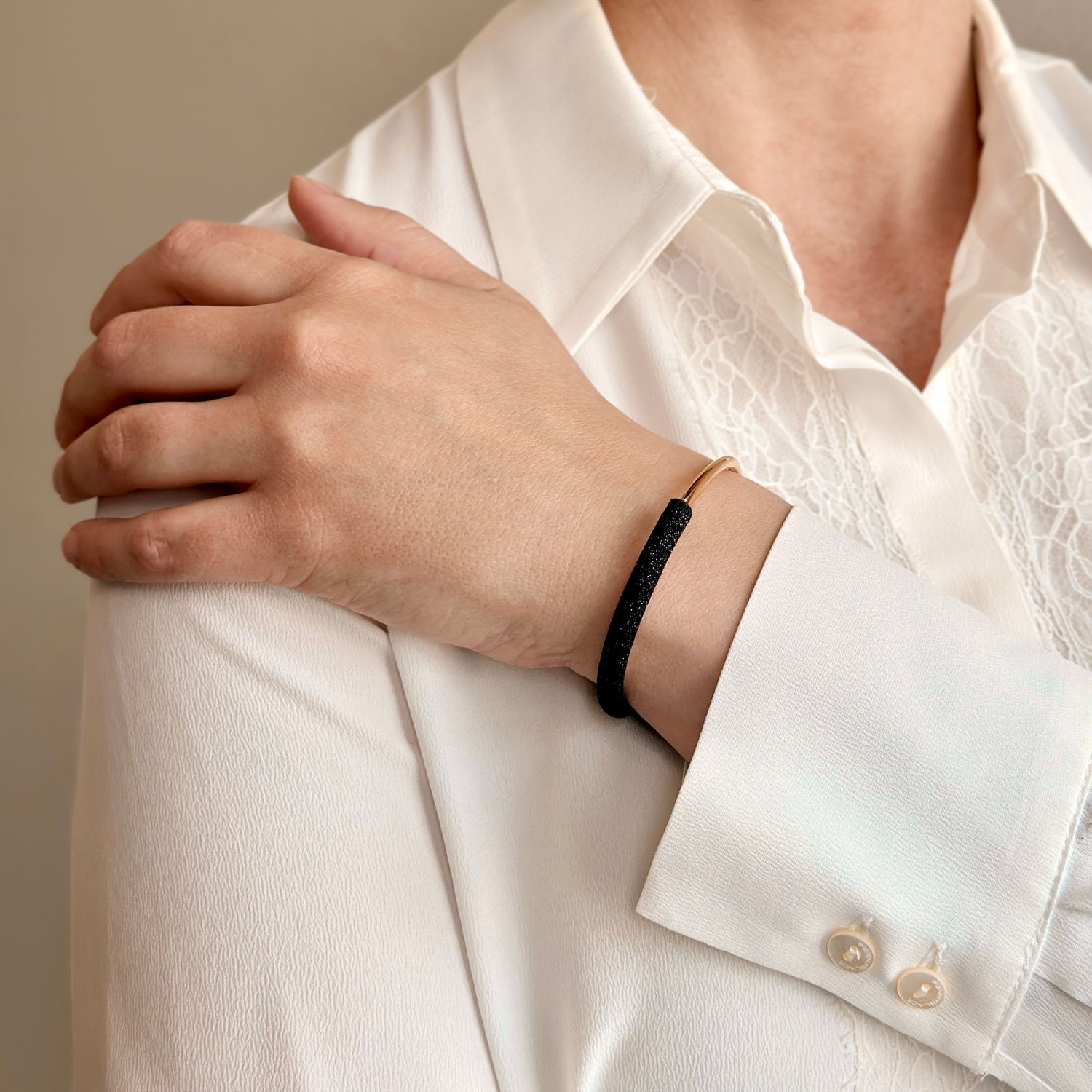 PESAVENTO BRACCIALE RIGIDO  POLVERE DI SOGNI NERA SULLA FASCIA LATERALE