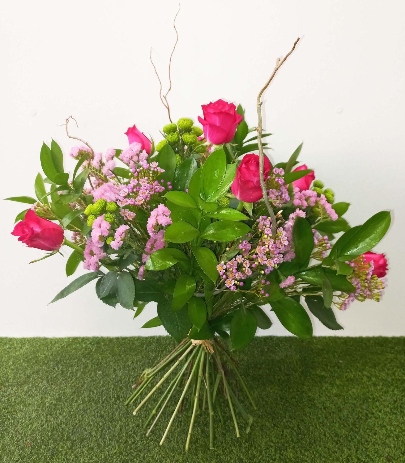 Ramo de Rosas, Margaritas y Siempreviva con Verdes y Ramas Decorativas