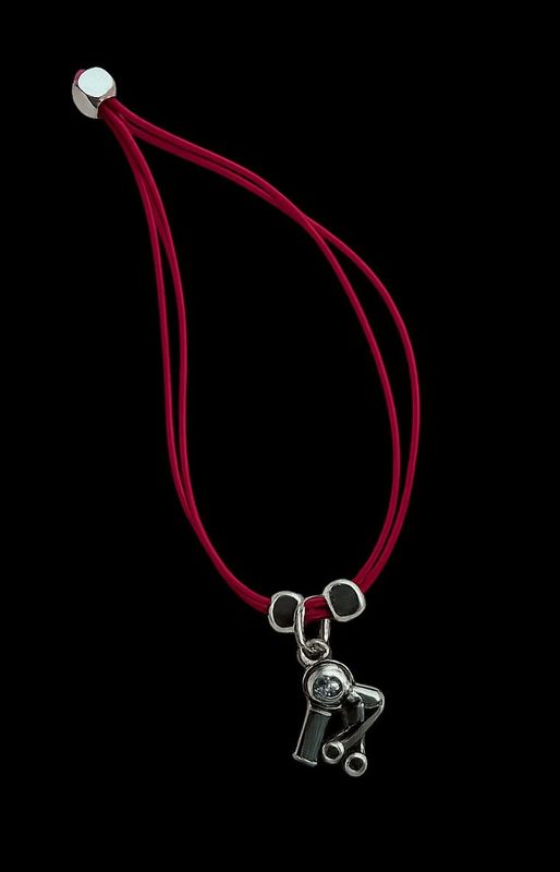 Pulseras y colgantes solidarios