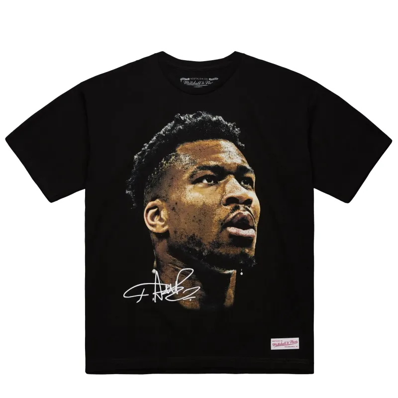 MITCHELL &amp; NESS MILWAUKEE BUCKS GIANNIS BIG FACE TEE   