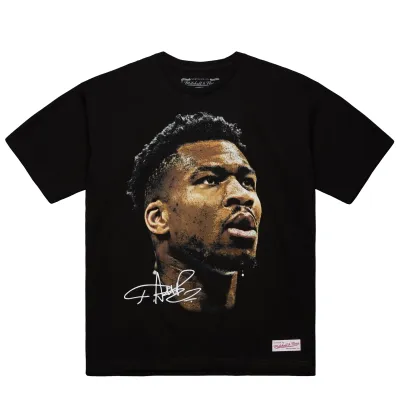 MITCHELL &amp; NESS MILWAUKEE BUCKS GIANNIS BIG FACE TEE    