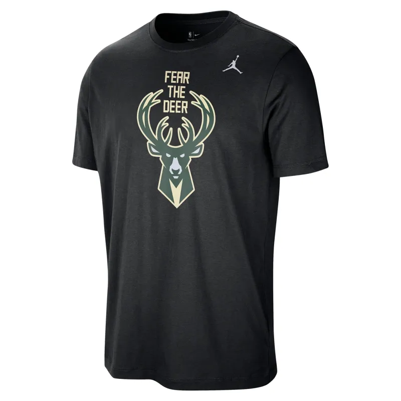 NIKE BUCKS STATEMENT ESSENTIAL LOGO TEE
