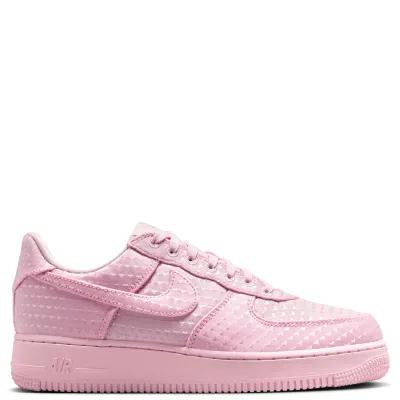 Lateral side view of Nike Women’s Air Force 1 ’07 SE Pink Foam with tonal Swoosh and platform sole.