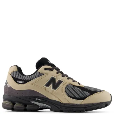 Lateral view highlighting suede overlays and mesh upper on New Balance 2002R