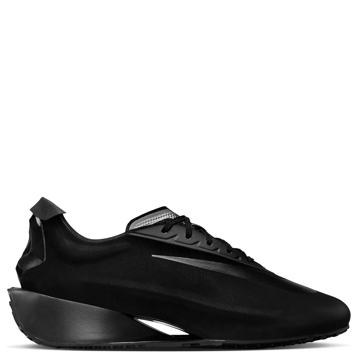 Lateral side view of Nike Women’s First Sight Noir in black with streamlined silhouette